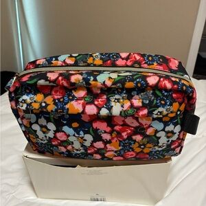 Flowers Toiletries/Make Up bag.
In a very good condition. Very clean,.